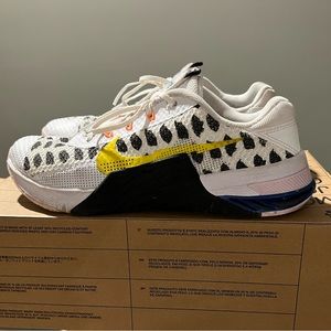 Women’s nike metcon. Size 8.5 but could also fit an 8. Great gym shoes!